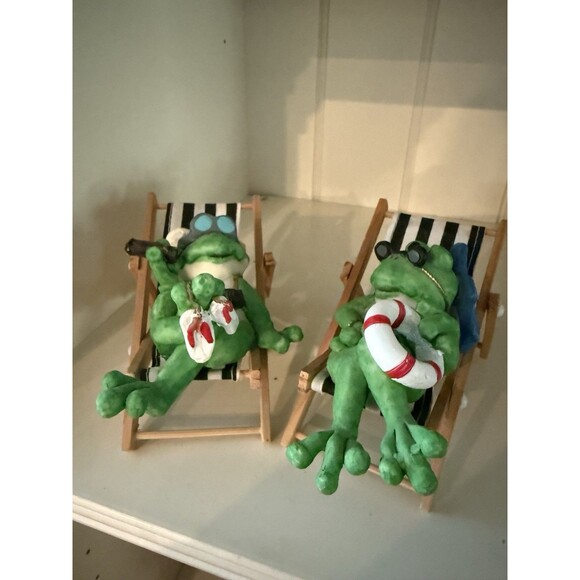 Frog Couple Lounging In Beach Chairs Anthropomorphic Summer Male Female Comical - Picture 1 of 5